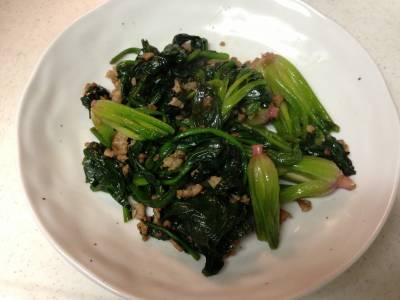 ほうれんそうと豚ひき肉の炒め物
