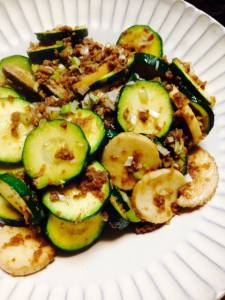 牛ひき肉とズッキーニの炒め物