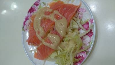 キャベツとスモークサーモンのサラダ