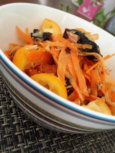 にんじん、オレンジ、ツナ、プルーンのサラダ