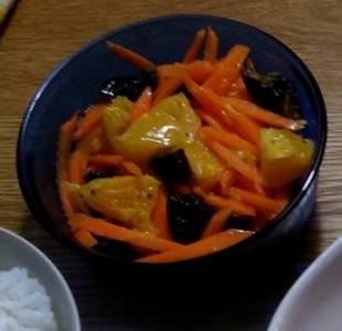 にんじん、オレンジ、ツナ、プルーンのサラダ