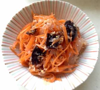 にんじん、オレンジ、ツナ、プルーンのサラダ