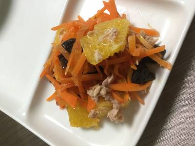 にんじん、オレンジ、ツナ、プルーンのサラダ