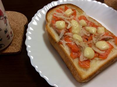 スモークサーモンのピザトースト