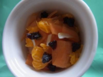 にんじん、オレンジ、ツナ、プルーンのサラダ