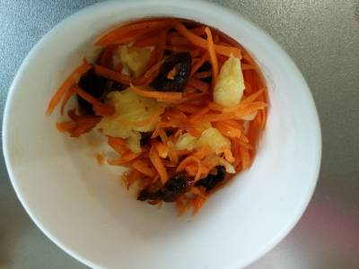 にんじん、オレンジ、ツナ、プルーンのサラダ