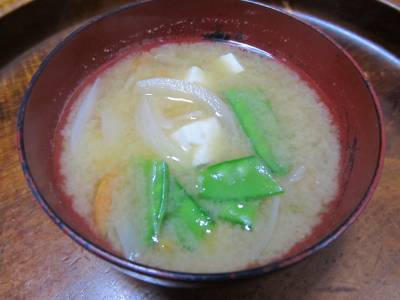 絹さやとたまねぎのみそ汁