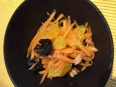 にんじん、オレンジ、ツナ、プルーンのサラダ