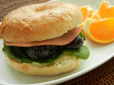 ハム、クリームチーズ、プルーンのベーグルサンド