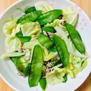 春キャベツと絹さやの豚ひき炒め