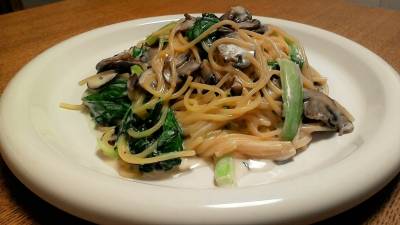 マッシュルームと青菜のクリームパスタ