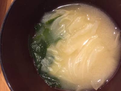 キャベツとわかめのみそ汁