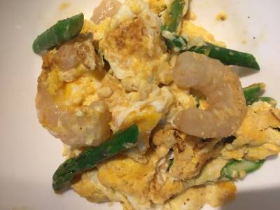 えびとアスパラガスの卵炒め