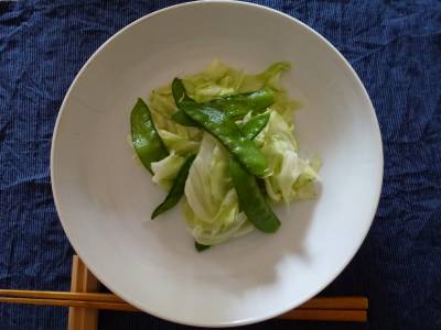 キャベツと絹さやのバター蒸し