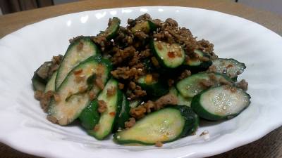 きゅうりとひき肉の炒め物