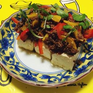 オイスターそぼろと赤ピーマンの冷ややっこ