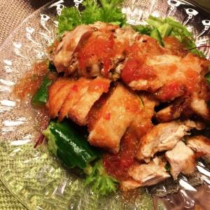 たたき鶏ときゅうりのトマトだれ