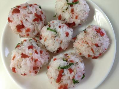 カリカリ梅と青じそ、ちりめんじゃこの混ぜご飯