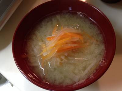 大根とにんじんのみそ汁
