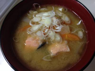 根菜と鮭（さけ）の石狩風みそ汁