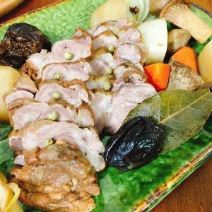 豚肩ロース肉ときのこプルーンのポットロースト紅茶風味のソース