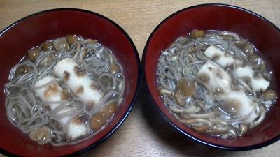 かまぼこ、なめこ入りそば