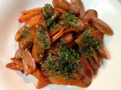 春にんじんとソーセージのソース炒め