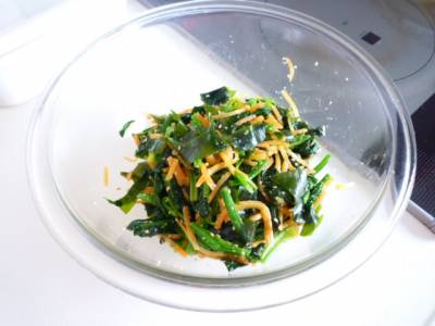 ほうれんそうと海藻、にんじんのナムル