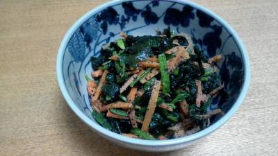 ほうれんそうと海藻、にんじんのナムル