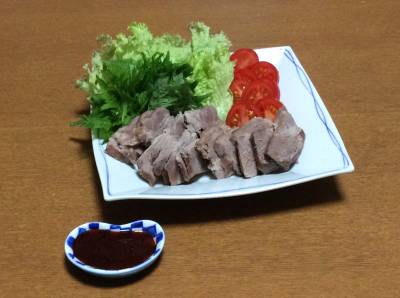 ゆで塩豚の葉っぱ巻き