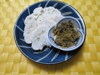 カリフラワーのみそディップ添え