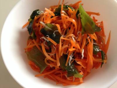 春にんじんとわかめの酢の物