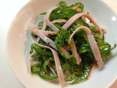 ピーマンとハムの粒マスタードあえ