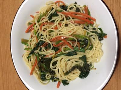 ほうれんそうと海藻、にんじんのナムル