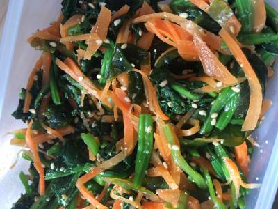 ほうれんそうと海藻、にんじんのナムル