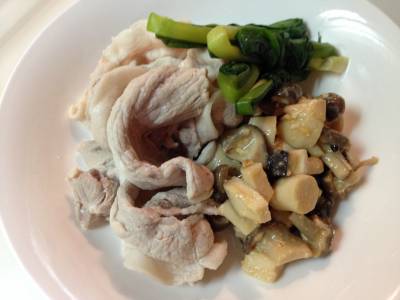 しゃぶしゃぶ肉のきのこ甘酒みそソース