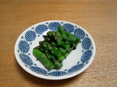 ゆでアスパラの梅昆布茶あえ