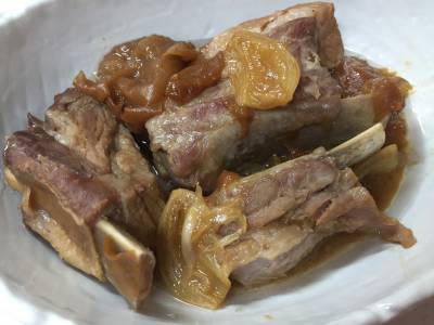 梅干しとスペアリブの甘辛煮