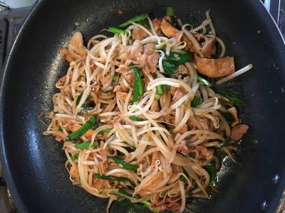 もやしと豚バラと油揚げのピリ辛炒め