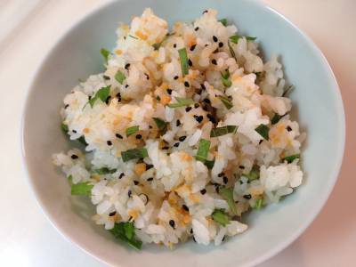 鮭（さけ）フレークと青じその混ぜご飯