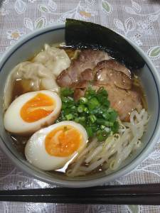 丸鶏スープのラーメン