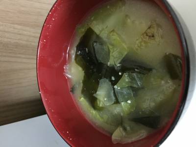 キャベツとわかめのみそ汁