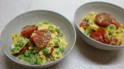 えんどう豆とミニトマトの卵とじ