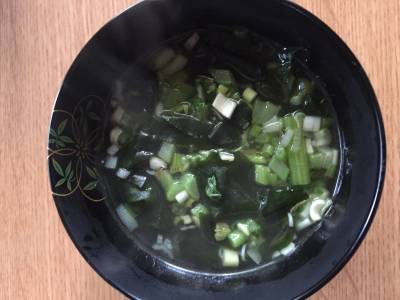 大根の葉とわかめのスープ