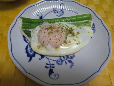 アスパラガスの卵のっけ焼き