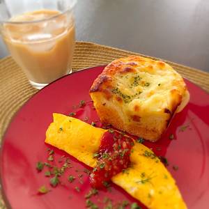 オムレツトマトソースがけ