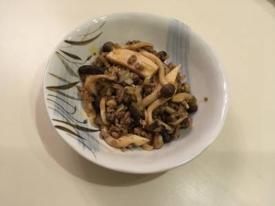 合いびき肉としめじの炒め物