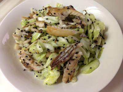 塩もみキャベツとあじの干物のレモンあえ
