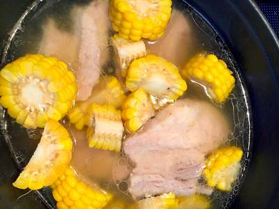 とうもろこしとスペアリブの塩煮