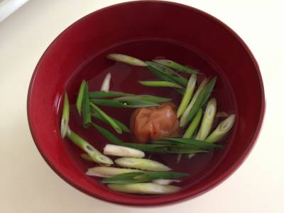 梅干しとみつばのすまし汁